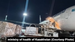 Алматы аэропортундагы учакка Украинага дары-дармектер жүктөлгөн гуманитардык  жардам жүктөлүп жатат. 14-март, 2022-жыл.