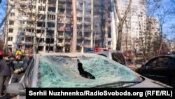 Posledice granatiranja stambene zgrade u Kijevu, 15. mart 2022. Od početka ruske invazije na Ukrajinu, život je prema podacima Ujedinjenih nacija izgubilo gotovo 700 osoba, među kojima 48 dece, a tri miliona ljudi je izbeglo iz Ukrajine. 