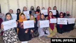 زنان معترض درکابل و ولایات افغانستان با برگزاری گردهمایی ها از طالبان می خواهند تا به زنان و دختران اجازه بدهند درس بخوانند و کار کنند. اما طالبان تاکنون به این خواسته ها پاسخ مثبت نداده اند