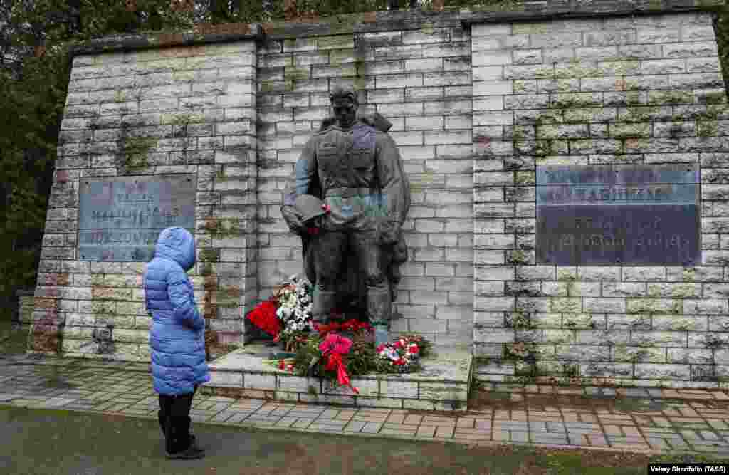 Таллінський бронзовий солдат, радянський меморіал Другої світової війни, що спочатку називався Пам'ятник визволителям Таллінна. У квітні 2007 року цього бронзового солдата перевезли з центру Таллінна на цвинтар у столиці Естонії. Така передислокація, під час якої були перенесені рештки радянських солдатів, спровокувала заворушення в столиці Естонії. Під час них один росіянин отримав ножові поранення і загинув