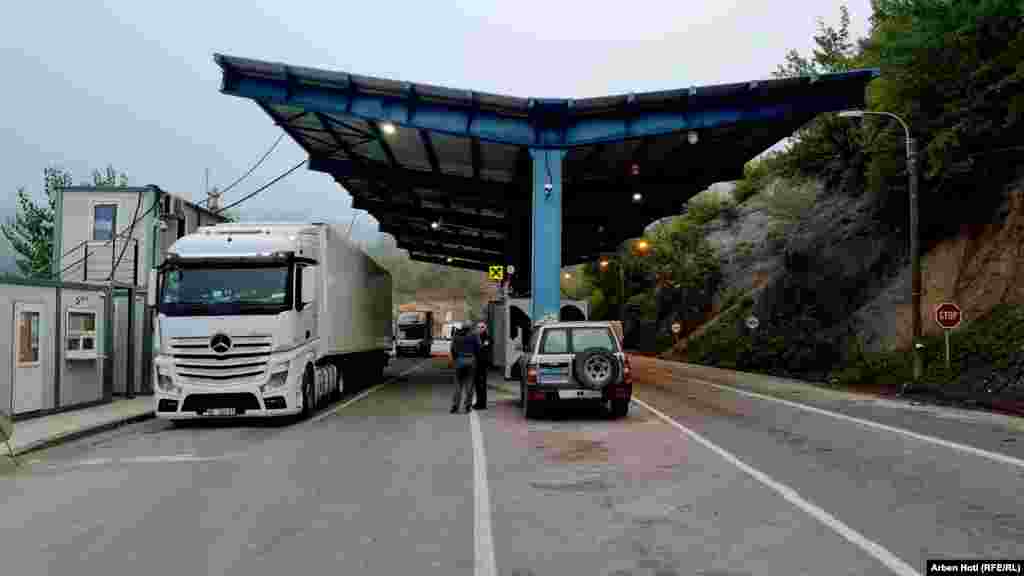 Në veri të Kosovës, në pikëkalimin kufitar të Jarinjës po zbatohet marrëveshja e arritur më 27 gusht për heqjen dorë nga lëshimi i dokumenteve për hyrje/dalje.