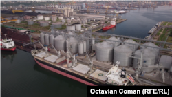 Portul Constanța este cel mai important port din România și este deținut de Ministerul Transporturilor prin intermediul Administrației Porturilor Maritime.