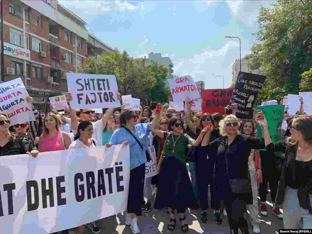 Protesta e 31 gushtit u thirr nga Kolektivi për Mendim dhe Veprim Feminist pasi u bë publik rasti i dhunimit të një 11-vjeçareje në Prishtinë nga pesë të dyshuar.
