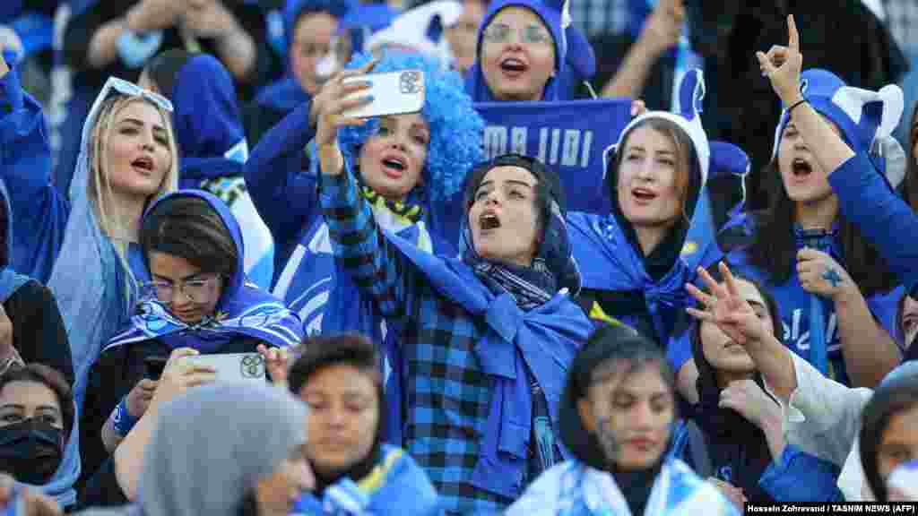 Иран хатын-кызлары Тәһрандагы "Азади" стадионында футбол матчы вакытында селфига төшә. 1979 елгы ислам инкыйлабыннан соң беренче тапкыр Иран хатын-кызларына чемпионат уенын карарга рөхсәт ителде. 2022 елның 25 августы (AFP/TASNIM/Хөсәен Зөһрәванд)