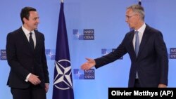 Shefi i NATO-s, Jens Stoltenberg, dhe kryeministri i Kosovës, Albin Kurti, gjatë një konference të përbashkët për media. Bruksel, 17 gusht 2022. 