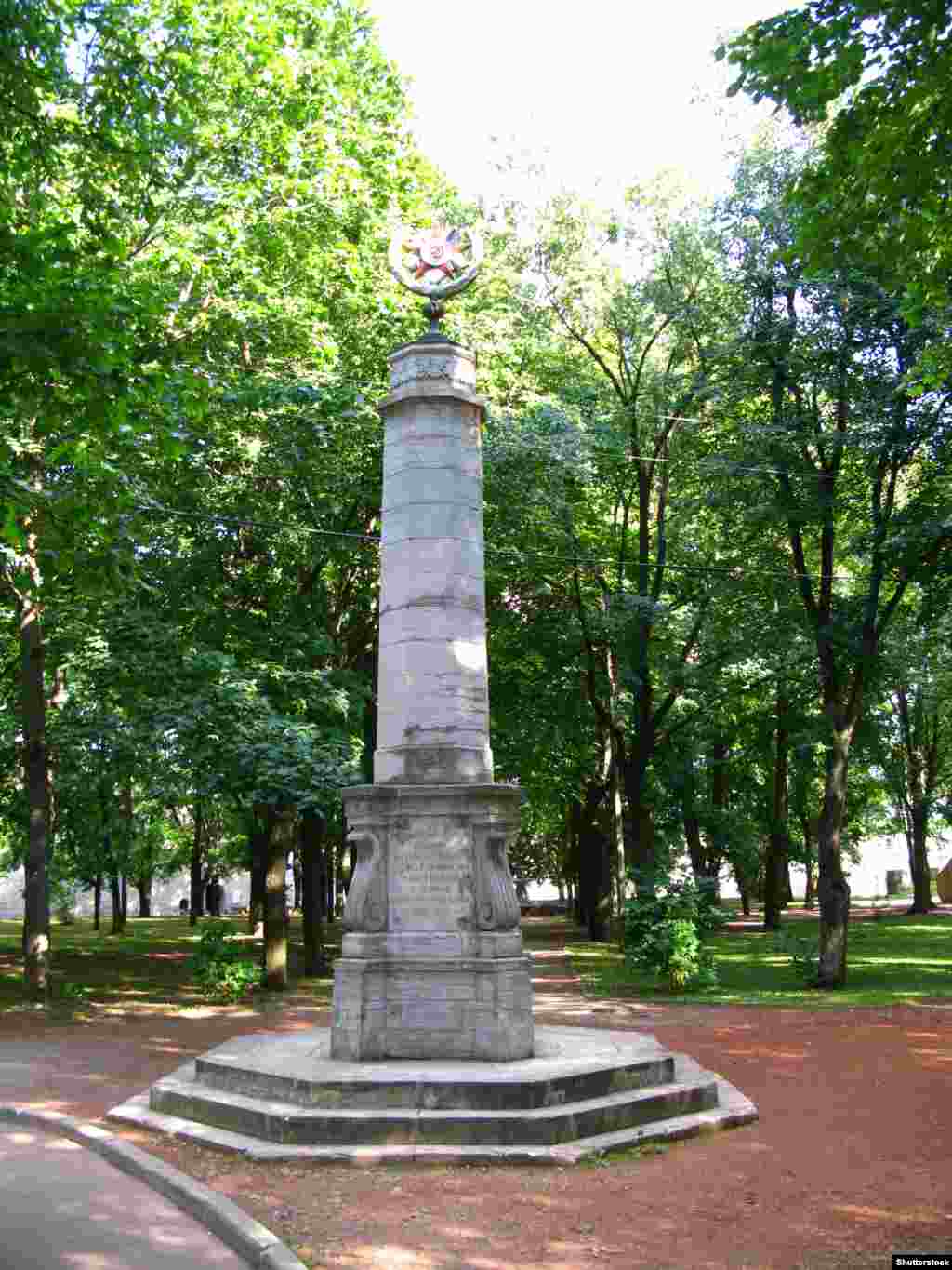 Пам'ятник воїнам, які загинули під час Другої світової війни, у Нарві, північно-східному місті на кордоні з Росією. Радянський Союз окупував країни Балтії &mdash; Естонію, Латвію та Литву &mdash; в 1940 році. Під час Другої світової війни туди зайшли німецькі війська. Після відступу нацистів у 1944 році СРСР знову відновив свій контроль над країнами Балтії, аж до свого розпаду у 1991 році. Сполучені Штати та деякі інші західні країни ніколи не визнавали ці балтійські країни частиною Радянського Союзу