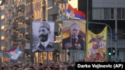Демонстранти во Белград на 28 август маршираа против планираните ЛГБТ прослави носејќи руски знамиња и слика на рускиот претседател Владимир Путин.