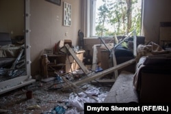 Російські війська обстріляли Миколаїв 13 серпня 2022 року зі «Смерчів», був зруйнований магазин, в багатоповерхівці квартири залишилися без вікон.