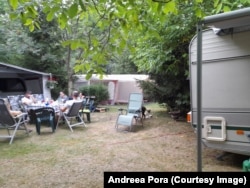 Campingul „Vampire” se află în Bran. Este foarte căutat de străini și datorită poziției, dar și pentru condițiile pe care le oferă. Campingul e parcelat, are umbră din belșug, grup sanitar mare, frigidere.