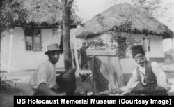 Atitudinea populației majoritare românești față de romii sedentari nu era una ostilă, muți fiind țărani, agricultori, sau meșteșugari, notează Raportul Elie Wiesel. În imagine, meșteri romi, în România anilor '30.