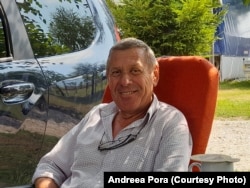 Gigi Băreanu a muncit la campingul pe care îl are în Rîșnov timp de 15 ani. Campingul a fost visul lui și nu consideră nici acum că e totul pus la punct. Dacă ar avea bani, ar mai investi, dar afacerile merg prost anul acesta. Își atrage însă clienții cu un zâmbet prietenos și multă ospitalitate.