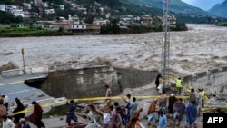 په مدين کې له سیلابه وران شوی سړک 