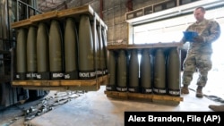 Lăzi cu obuze de calibrul 155 mm destinate Ucrainei, trimise din Statele Unite, fotografiate în aprilie 2022. De când sprijinul american a fost redus, țările europene au intervenit pentru a menține Ucraina înarmată în lupta împotriva invaziei ruse.