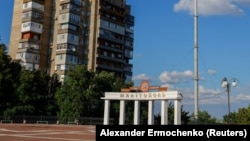 Один житель постраждав і перебуває в лікарні, близько 10 будинків цивільних зазнали руйнування, повідомив Іван Федоров