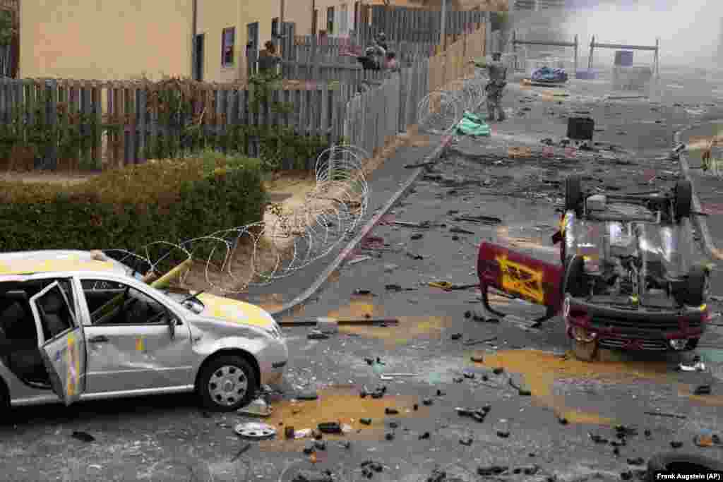 Украински регрути практикуваат преглед на куќи среде звук на пукотници и димни бомби во лажно село каде што британските војници претходно биле обучувани за операции во Северна Ирска.