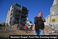 Никола на фоне дома, разрушенного КАБом