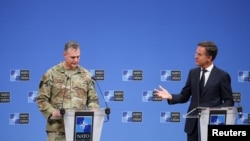 Generalni sekretar NATO-a Mark Rutte i američki general Alexus Grynkewich, vrhovni saveznički komandant Evrope, na zajedničkoj konferenciji u Briselu, 12. septembar 