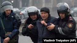 Gazagystandaky hukuk toparlary protestler bilen baglylykda ýene-de müňe golaý adamyň henizem tussaglykda saklanýandygyny aýdýarlar. (arhiw suraty)