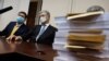 Петро Порошенко і адвокат Ілля Новіков у Печерському райсуді Києва, 17 січня 2022 року