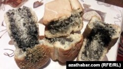 Хлеб, купленный по субсидированной цене 0,6 мандат в государственном магазине Ашхабад, 10 января.