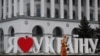 Ucraina - Un bărbat într-un costum de tigru trece prin dreptul însemnului 'I love Ukraina' în piața centrală din Kiev, după retragerea unei părți a diplomaților americani și britanici.