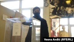 Na referendumu je 16. januara ujutro glasala i premijerka Srbije Ana Brnabić, koja je ranije pozvala građane da potvrde predložene izmene.