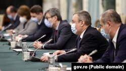 Premierul Nicolae Ciucă și ministrul Virgil Popescu la întâlnirea cu funizorii din energie. Soluțiile concrete pentru reducerea facturilor s-au lăsat așteptate. Tensiunile din coaliție se amplifică.