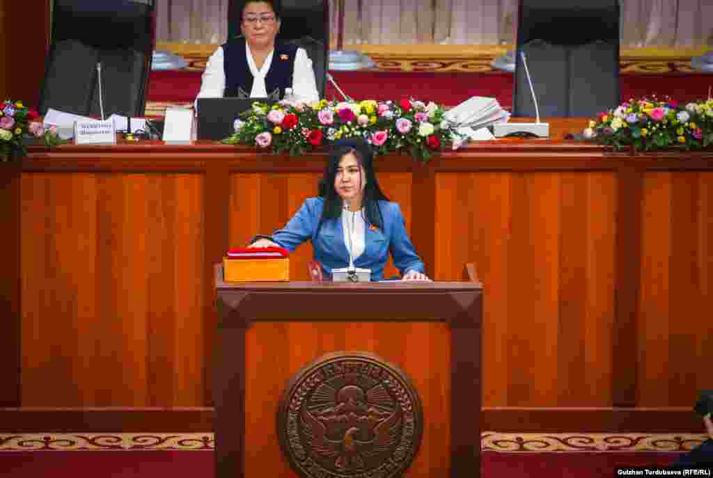 Социалдык тармактарда бийликти кескин сындаган активист&nbsp;Орозайым Нарматова. Ал "Бүтүн Кыргызстан" партиясынан шайланып келди.&nbsp;