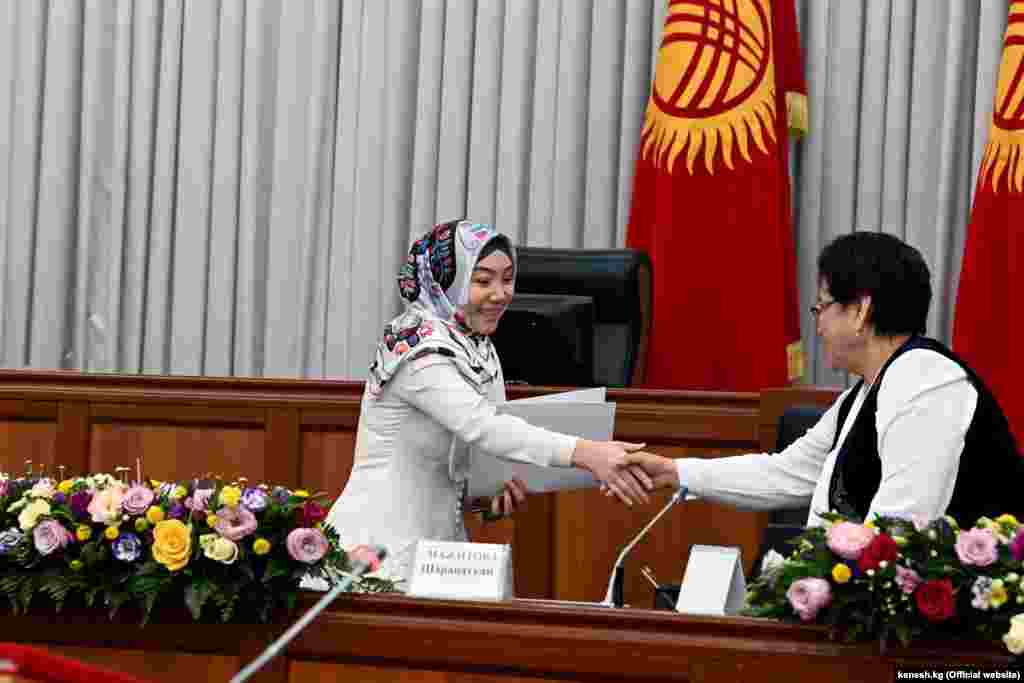 "Ыйман Нуру" партиясынан Жогорку Кеңешке шайланып келген депутат Динара Ашымова.