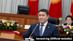 Избранный депутатами нового созыва спикер Талант Мамытов. 