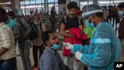 آرشیف، نمونه‌گیری از بیماران احتمالی مبتلا به ویروس کرونا در هند