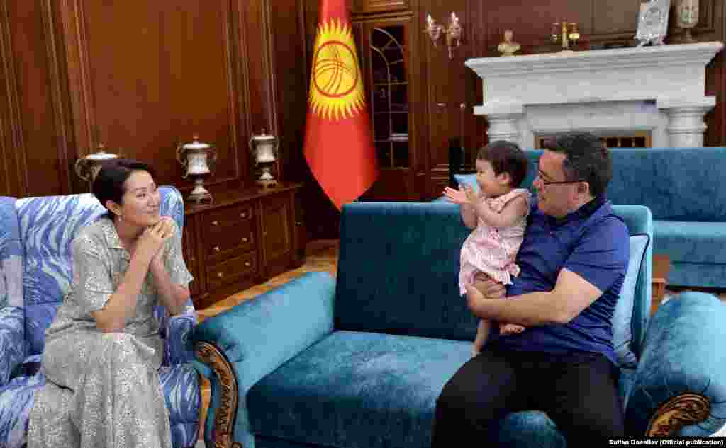 Садыр Жапаров келинчеги Айгүл Жапарова менен.