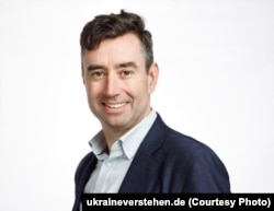 Ніколаус фон Твікель працював спостерігачем ОБСЄ на сході України у 2015–2016 роках