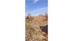 Видео жителей Семикаракорска со свалки, куда массово свозят песок с мазутом.mp4