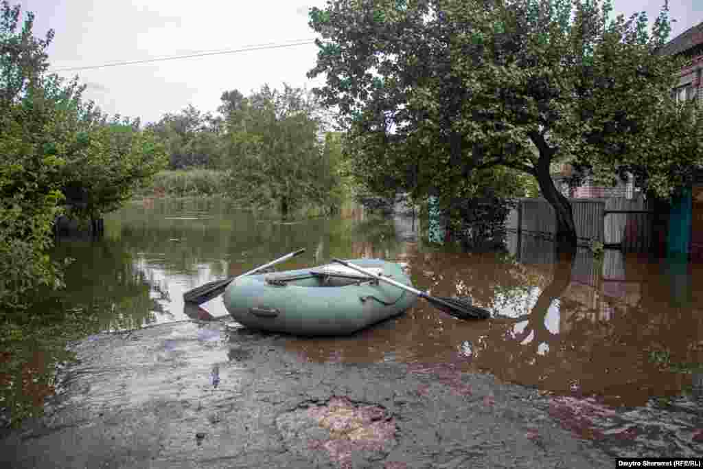 Гумовий човен біля підтоплених будинків