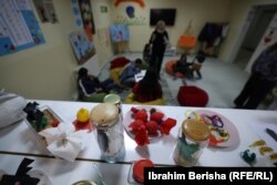 Fëmijët duke zhvilluar aktivitete në qendër.