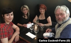 Карина Кокрэлл-Ферре с мужем Брэттом и дочерями