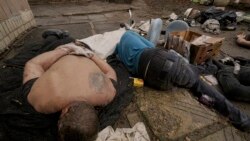 Cadavrele unor bărbați, unii cu mâinile legate la spate, în Bucea, Ucraina, 3 aprilie 2022.