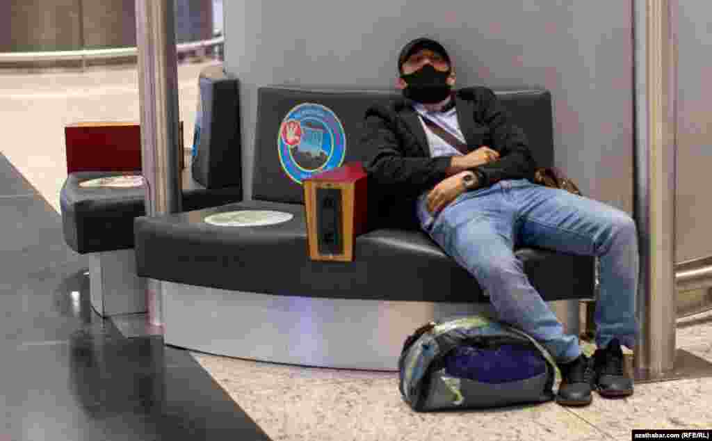 Türkmen raýatlarynyň öz ýurduna aşmak umydy birnäçe hepde, käte birnäçe aý uzaga çekýär.