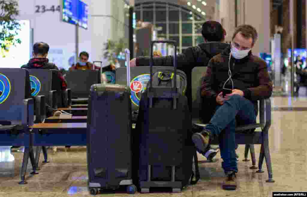 Stambul halkara howa menzilinde uçara garaşýan adamlar, 2022-nji ýylyň 29-njy marty.