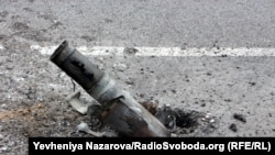 Їхати довелося через Камʼянське, де можна було побачити розбомблені будинки, дорогу із згорілими автівками, технікою, рештками ракет