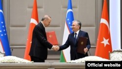 Өзбекстандын президенти Шавкат Мирзиёев (оңдо) жана түрк президенти Режеп Тайып Эрдоган, Ташкент, 29-март 2022-жыл.