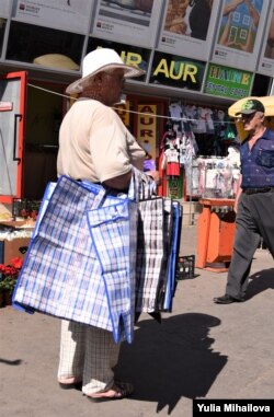Символ «челноков» — клетчатые джутовые сумки