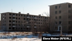 Иесіз үйлер. Қарағанды облысы, Ақтау кенті. 14 ақпан 2012 жыл.