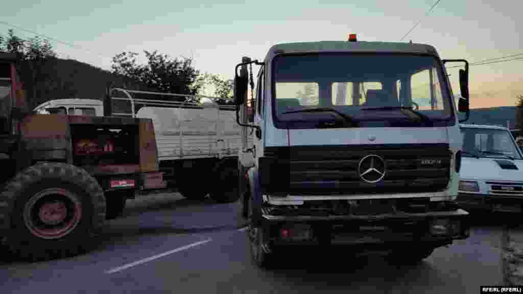 Blokiran put u Rudarima i Zvečanima.