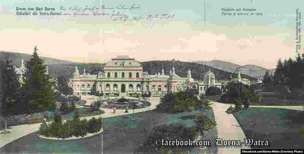 Cazinoul este restaurat acum la forma inițială, cea din această imagine. În anii '30 i se adăugase o terasă în partea din spate, care a fost extinsă în anii '60, când aici funcționa cantina stațiunii.&nbsp;