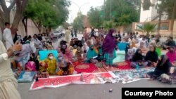 د ورکو بلوڅانو کورنۍ له څه پاسه یوې میاشتې راهیسې په احتجاج دي - د جولای ۲۳مې انځور. 