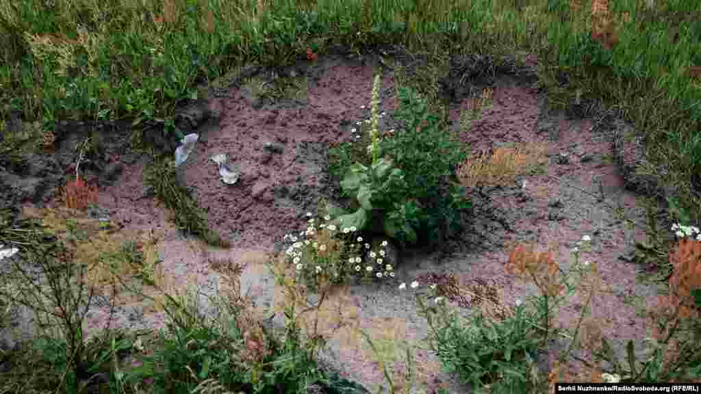 Поля навколо села усіяні вирвами від вибухів