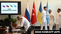 O delegație militară turcă la inaugurarea centrului comun de coordonare a exporturilor de cereale ucrainene, Istanbul, 27 iulie 2022.