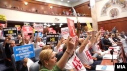 Пораки од опозицијата до претседателката на Европската комисија Урсула фон дер Лајен додека се обраќа пред пратениците во Собранието на РСМ.